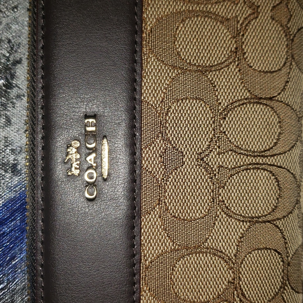 Coach Signature Longwallet NWT - Picture 2 of 8